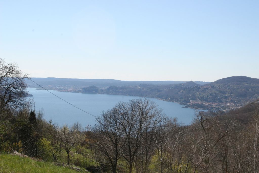 Terreno edificabile con stupenda vista lago sulle colline di Lesa